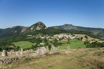 Vue panoramique du village ardéchois de Borée au pied d'un suc dans la région du mont Mézenc