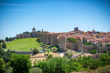 Fototapeta na wymiar Vista panorámica de la histórica ciudad de Ávila desde el Mirador de Cuatro Postes, España, con sus famosas murallas medievales. Patrimonio Mundial de la UNESCO. 