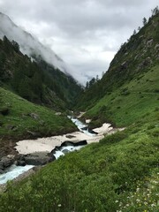 Fototapeta na wymiar Iseltrail Hochgebirgs-Etappe: Wanderung zur Clarahütte