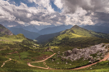 Widok z Cinque Torri Dolomty Alpy © Sebastian