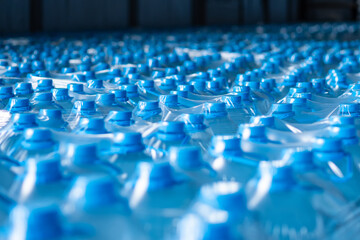 Obraz premium Background image of blue plastic bottles with blue cap and handle in packaging