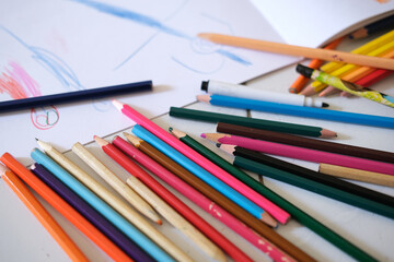 Obraz premium Pencil colors around drawing book