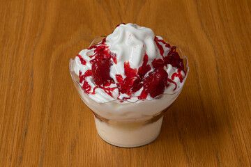 Copa de helado con fresas