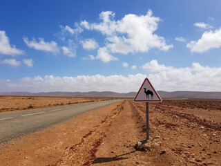 Une jolie route dans le désert du Sahara occidental