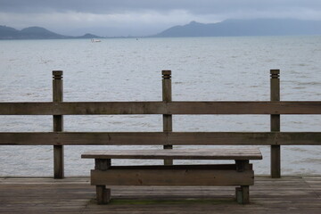 Fototapeta na wymiar bench on the lake