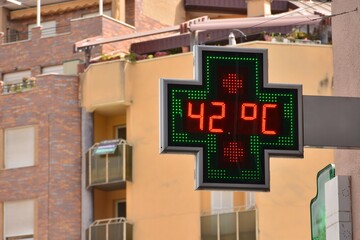 termómetro callejero de una farmacia a 42 grados celsius	