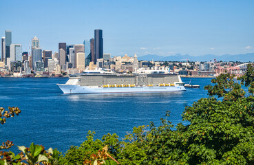 Obraz premium Skyline And Cruise Ship 3