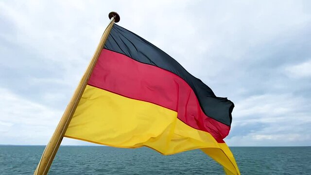 Wehende Deutschland Fahne, Flagge. Symbol mit Himmel im Hintergrund. Viel Platz f&uuml;r Text, selektive Sch&auml;rfe