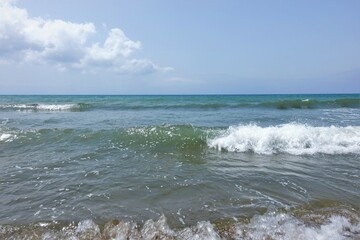 Fototapeta na wymiar blue sky and sea with waves