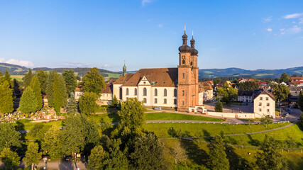 Blick auf das ehemalige Benediktiner-Kloster und die barocke Klosterkirche im Dorf St. Peter im Schwarzwald, Baden-Württemberg