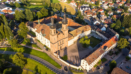 Blick auf das ehemalige Benediktiner-Kloster und die barocke Klosterkirche im Dorf St. Peter im Schwarzwald, Baden-Württemberg