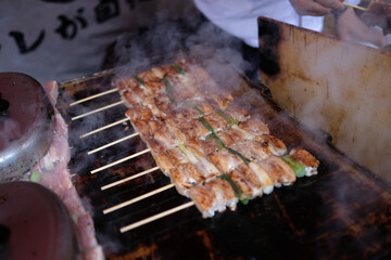 Chicken skewers are being cooked deliciously on the grill 맛있게 그릴위에서 익어가고 있는 닭꼬치