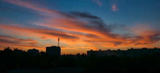 Fototapeta premium the sunset hung over the city