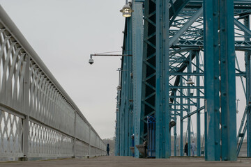 Obraz premium bridge over the river in the city