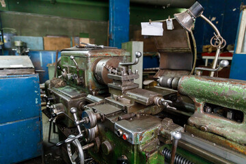 Obraz premium Old Soviet lathe, machine tool equipment. Locksmith shop in the railway depot.