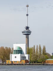 Fototapeten De Euromast is een uitkijktoren in Rotterdam , Nederland , ontworpen door Hugh Maaskant, gebouwd tussen 1958 en 1960. Het werd speciaal gebouwd voor de Floriade van 1960 en staat sinds 2010 op de monu © Rick