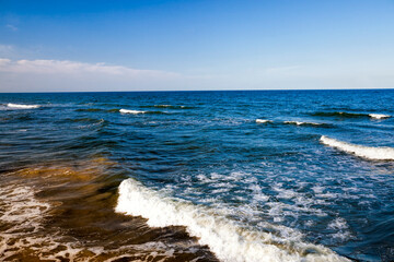 Fototapeta na wymiar the sea coast of the cold Baltic Sea