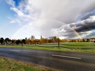 Nach dem Regen,  Regenbogen, Regenbogen und tiefen Wolken, A bright rainbow stands over the field