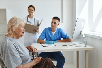 Obraz premium a woman at a doctor's and a nurse's appointment professional health diagnostics communication