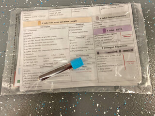 tube de bilan sanguin dans sa pochette de prescription