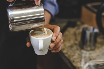 barista profesional preparando un delicioso café 