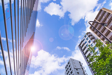 青空と都会のビル群