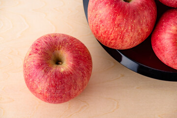 新鮮で美味しそうな赤いりんご