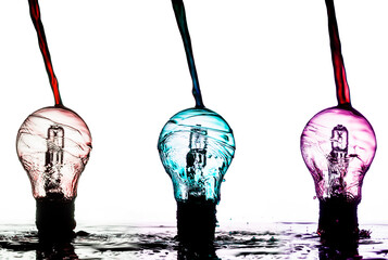 Splash com liquido colorido em  lâmpada de vidro. 