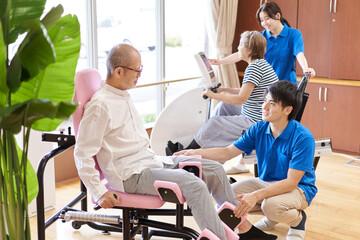 Fototapeta 介護施設のフィットネスコーナーで運動をする高齢者 obraz