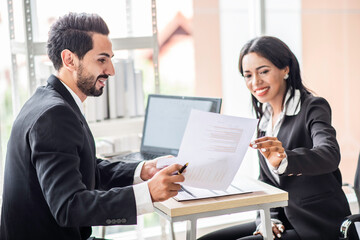 Obraz premium businessman talks to an African businesswoman or partner about the company's earnings or stock growth