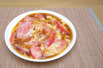 トマトの炒め物の卵とじを餡掛けで