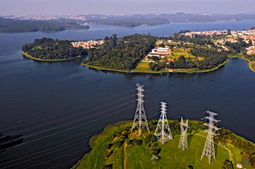 Torre de rede elétrica na represa Billings. São Paulo.