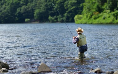 湖のフイッシングを楽しむ男性					
