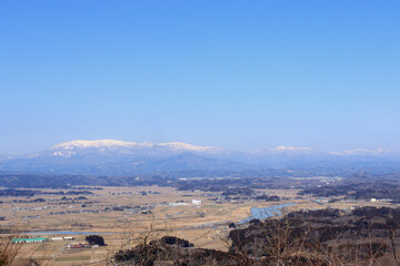 「四方山展望台」（宮城県角田市）から見る雪の「蔵王連峰」（蔵王町）風景　