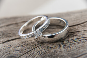 Simple and modern wedding rings.
It symbolizes the hearts of lovers who will give each other love and loyalty until the last day of their lives.