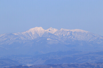 宮城県角田市から見る雪の「蔵王連峰」（宮城県蔵王町）風景　
