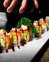 Rollo de sushi bañado en salsa de anguila