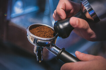 Przygotowanie kawy przez baristę