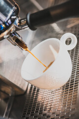 Przygotowanie kawy przez baristę