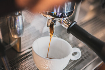 Przygotowanie kawy przez baristę