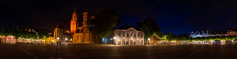 Fototapeta na wymiar Maastricht Vrijthof Panorama by night