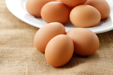 麻の上に置いた生卵　Brown eggs
