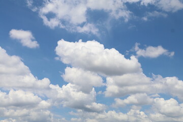 夏の雲。青い空に浮かぶ大きな白い雲。