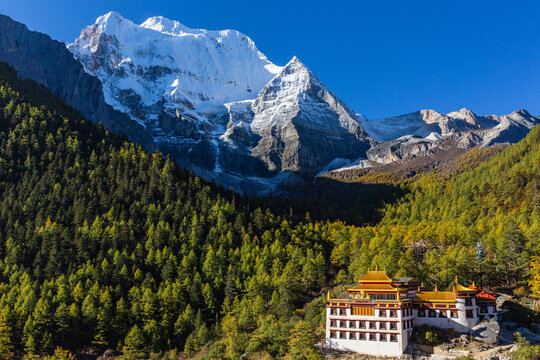 mountain view of yading nature reserve