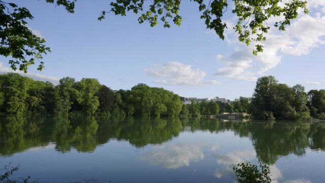 Reflexion du paysage sur le lac du parc de la t&ecirc;te d'or