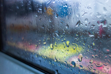 雨の日の窓についた雨粒