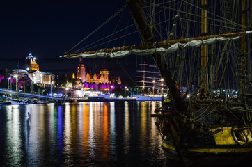SAILING SHIPS IN THE PORT - City port landscape at night - obrazy, fototapety, plakaty