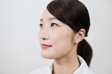 白衣の女性 