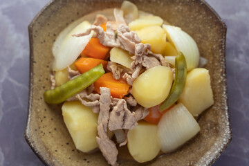 日本で人気の和食の代表的料理肉じゃが（黒背景 アップ）