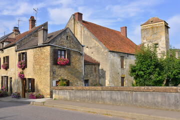 Fototapeta na wymiar Village aux maisons fleuries de Saint-Père (89450), département de l'Yonne en région Bourgogne-Franche-Comté, France